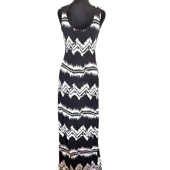 Catch My I Woman’s Medium Crochet Neckline Black and White Chevron Maxi Dress - Picture 4 of 6